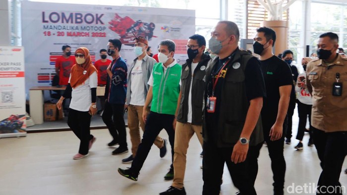 Sandiaga Pantau Sarana Transportasi untuk Pelaksanaan MotoGP Mandalika Menteri Pariwisata dan Ekonomi Kreatif Sandiaga Uno memuji kesiapan sarana transportasi di Bandara Internasional Lombok dalam menyambut pelaksanaan MotoGP Mandalika 2022.