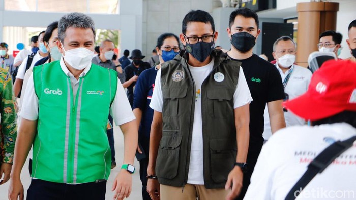 Menteri Pariwisata dan Ekonomi Kreatif Sandiaga Uno memuji kesiapan sarana transportasi di Bandara Internasional Lombok dalam menyambut pelaksanaan MotoGP Mandalika 2022.