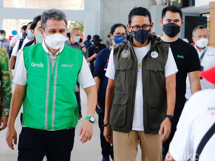 Sandiaga Pantau Kesiapan Bandara MotoGP Mandalika