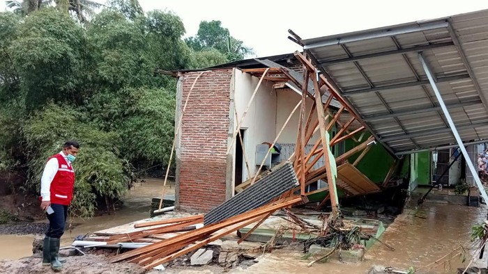 Satu rumah di Desa Rawaheng, Kecamatan Wangon, Banyumas, ambruk diterjang banjir bandang, Jumat (18/3/2022).