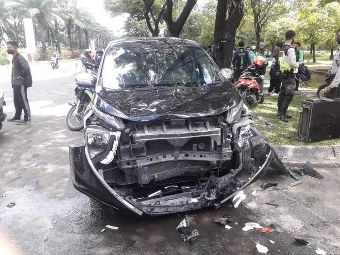 Sebuah mobil menabrak 7 pengemudi ojol di Kota Bekasi, Jabar, hingga bodi depannya mengalami kerusakan parah. Seorang driver ojol sempat dibawa ke RS. (dok Polsek Medan Satria)
