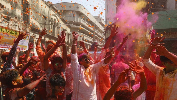 Semarak Festival Holi di India People celebrate Holi, the Hindu festival of colors, in Hyderabad, India, Thursday, March 17, 2022. Holi also heralds the arrival of spring. (AP Photo/Mahesh Kumar A.)