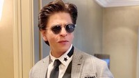Shah Rukh Khan mengaku terobsesi dengan alas kaki. Dia mandi dengan mengenakan sepatu. Foto: Instagram @iamsrk