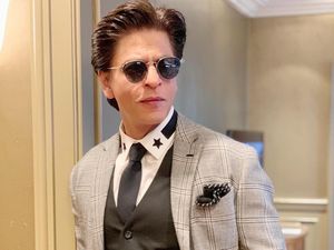 Heboh Video Shah Rukh Khan Tolak Ajakan Selfie Fans