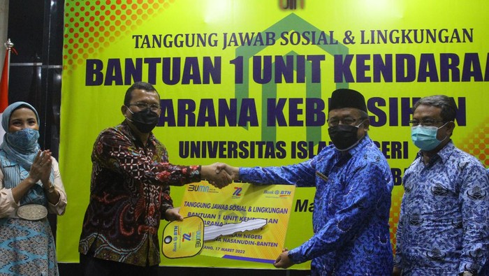 Sinergi Layanan Bisnis Perbankan di Kampus Direktur Utama Bank BTN Haru Koesmahargyo bersama Rektor UIN Sultan Maulana Hasanuddin Banten Wawan Wahyudin menaiki mobil sarana kebersihan usai melakukan serah terima bantuan tanggung jawab sosial dan lingkungan (TJSL) berupa kendaraan sarana kebersihan di Kampus UIN Sultan Maulana Hasanuddin, Serang, Banten, Kamis (17/3). Pemberian bantuan TJSL ini merupakan salah satu bentuk tanggung jawab sosial kepada UIN Sultan Maulana Hasanuddin Banten yang telah menjalin sinergi layanan perbankan dengan perseroan.