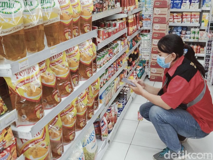 Stok minyak goreng penuh di salah satu mini market di Klaten, Jumat (18/3/2022).