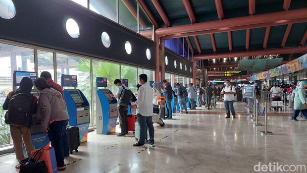 Suasana di Bandara Soetta, Jumat (18/3/2022)