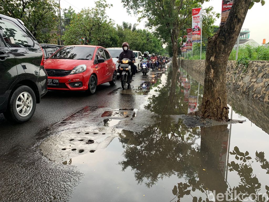 Sumur resapan tergenang di Jl Karang Tengah, Lebak Bulus, Cilandak, Jaksel, 18 Maret 2022, sore. (Mulia Budi/detikcom)