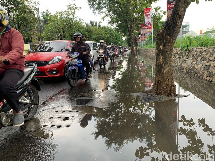 Sumur resapan tergenang di Jl Karang Tengah, Lebak Bulus, Cilandak, Jaksel, 18 Maret 2022, sore. (Mulia Budi/detikcom)