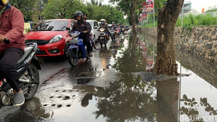 Sumur resapan tergenang di Jl Karang Tengah, Lebak Bulus, Cilandak, Jaksel, 18 Maret 2022, sore. (Mulia Budi/detikcom)