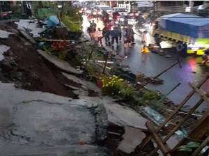 Ngeri! Tembok Penahan Tanah Ambrol di Cikole Lembang