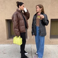 Dia ada di usia di mana ingin terlihat keren dan tidak ingin sama dengan ibunya. Aku memastikan kembali apa dia ingin pakai warna putih juga dan asal itu dress yang ringan dan ceria, dia mau, kata Brittany.Foto: Instagram @ brittanyxavier