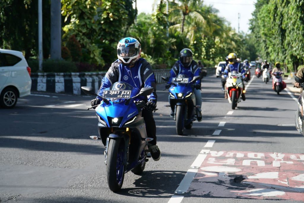 PT Yamaha Indonesia Motor Manufacturing (YIMM) menggelar event bLU cRU Fun Riding 'Road to Mandalika' dengan menggeber All New R15 Connected Series.
