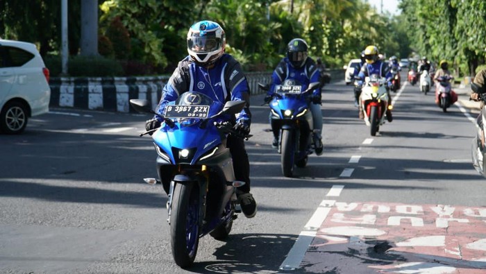PT Yamaha Indonesia Motor Manufacturing (YIMM) menggelar event bLU cRU Fun Riding Road to Mandalika dengan menggeber All New R15 Connected Series.