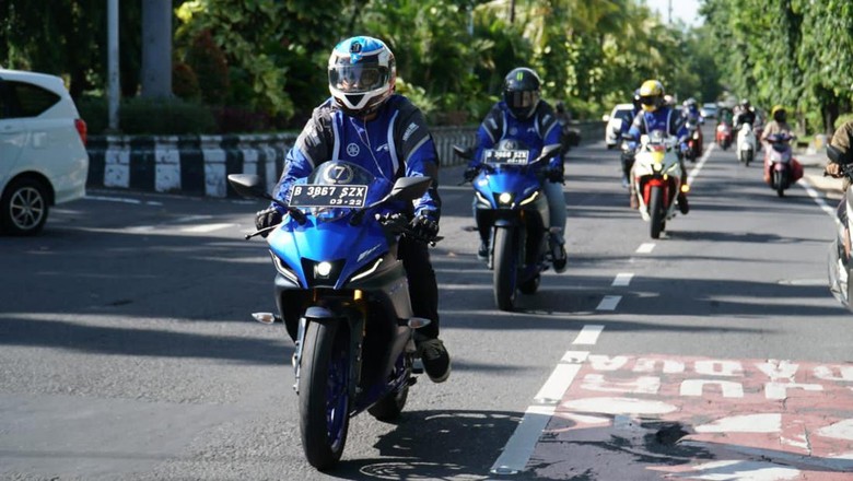 Touring Blu cRu Bali-Lombok PT Yamaha Indonesia Motor Manufacturing (YIMM) menggelar event bLU cRU Fun Riding Road to Mandalika dengan menggeber All New R15 Connected Series.