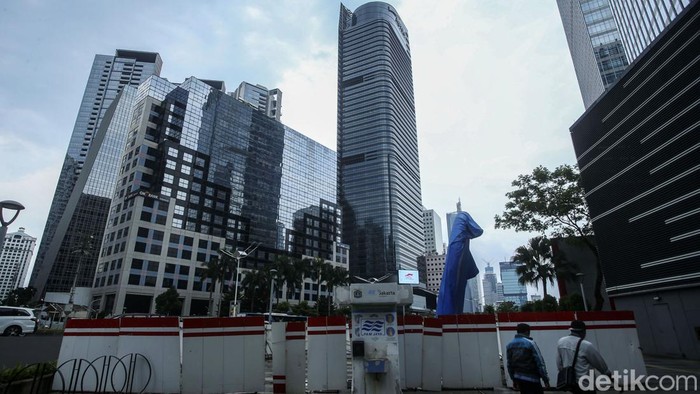 Tugu Sepeda Sudirman Masih Tertutup Rapat Warga melintas di sekitar Tugu Sepeda di Jalan Sudirman, Jakarta, Jumat (18/3/2022). Tugu yang dibangun dengan anggaran Rp 800 juta itu tak kunjung dibuka.