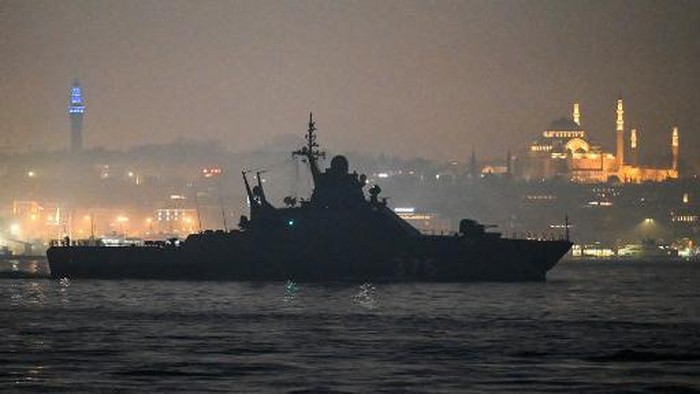 Russian Navys Project 22160 Patrol Vessel Dmitriy Rogachev 375 sails through the Bosphorus Strait on the way to the Black Sea past the city Istanbul as Suleymaniye mosque is seen in the backround on February 16, 2022. (Photo by Ozan KOSE / AFP)
