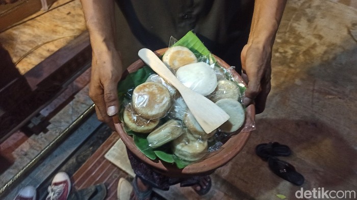 Umbul Dungo Apeman dan penampilan karya seni pertunjukan sebagai ekspresi berdoa minta ampunan kepada Allah pada Malam Nisfu Syaban di Desa Mangunjiwan.