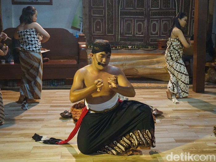 Umbul Dungo Apeman dan penampilan karya seni pertunjukan sebagai ekspresi berdoa minta ampunan kepada Allah pada Malam Nisfu Syaban di Desa Mangunjiwan.
