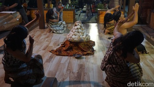 Umbul Dungo Apeman dan penampilan karya seni pertunjukan sebagai ekspresi berdoa minta ampunan kepada Allah pada Malam Nisfu Syaban di Desa Mangunjiwan.