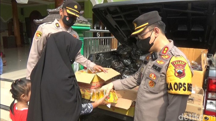 Warga Kendal memperoleh inyak goreng setelah mengikuti vaksinasi, Jumat (18/3/2022).