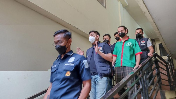 Vokalis Sisitipsi, Fauzan Lubis alias Ojan berbaju tahanan usai ditangkap kasus narkoba, Jumat (18/3/2022).