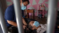 Warga binaan mempraktikkan jasa salon rambut di Bengkel Kerja Lembaga Pemasyarakatan Perempuan (LPP) Kelas II-A Semarang, Jawa Tengah.