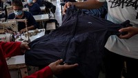 Petugas menunjukkan jaket hasil produksi warga binaan.
