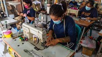 Warga binaan menyelesaikan kerajinan dompet plastik di Bengkel Kerja Lembaga Pemasyarakatan Perempuan (LPP) Kelas II-A Semarang, Jawa Tengah, Jumat (18/3/2022).