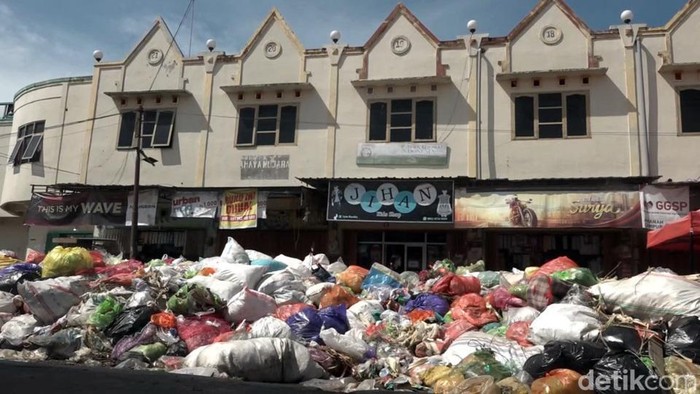 Warga keluhkan bau busuk dan belatung akibat tumpukan sampah di pasar Polman, Sulbar (detikcom/Abdy Febriady).