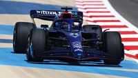 Perubahan livery Williams cukup terasa musim ini. Mobil FW44 lebih didominasi warna biru dongker yang menampilkan kesan mewah. Mobil ini akan dikendarai oleh Alexander Albon dan Nicholas Latifi. Foto: Getty Images/Lars Baron