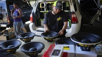 Pemandangan menarik terlihat di tengah pesta jalanan tersebut. Suara musik yang begitu keras hingga membuat tubuh bergetar berasal dari speaker yang dipasang di bagasi mobil.  