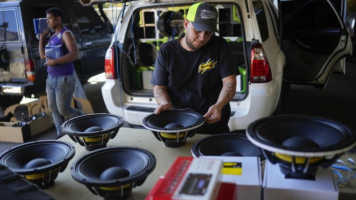 Wow, Mobil-mobil di Venezuela Disulap Jadi Sound System Berjalan Pernahkah terpikir untuk merombak mobil menjadi sound system berjalan? Di Venezuela, sejumlah warganya melakukan itu untuk makin memeriahkan pesta. Ini fotonya.
