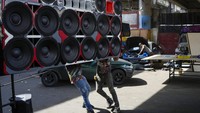 Di Venezuela, sejumlah warganya menggunakan dolar AS yang mengalir lebih bebas daripada di hari-hari sebelum pandemi untuk mengubah mobil menjadi sound system berjalan.