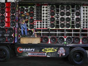 Wow, Mobil-mobil Ini Diubah Jadi Sound System untuk Pesta Menggelegar