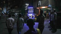 Orang-orang di daerah Caracas ini tahu betul perjuangan sehari-hari bekerja di banyak pekerjaan sambil bergantung pada uang yang dikirim dari kerabat di luar negeri untuk memenuhi kebutuhan. Tetapi mereka juga tahu bagaimana menghilangkan kekhawatiran mereka, meskipun hanya untuk beberapa jam.