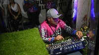 Bagi sebagian warga, pesta jalanan yang juga menjadi ajang pertempuran audio mobil ini menjadi solusi untuk bersenang-senang tanpa harus mengeluarkan uang untuk pergi ke klub.  