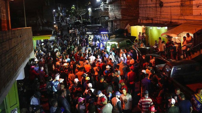Wow, Mobil-mobil di Venezuela Disulap Jadi Sound System Berjalan Pernahkah terpikir untuk merombak mobil menjadi sound system berjalan? Di Venezuela, sejumlah warganya melakukan itu untuk makin memeriahkan pesta. Ini fotonya.