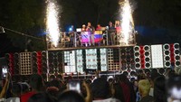 Warga berkumpul di sekitar truk yang dirombak menjadi sound system berjalan saat pesta jalanan digelar di kawasan Caracas, Venezuela, Minggu (6/2/2022).