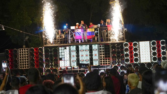 Pernahkah terpikir untuk merombak mobil menjadi sound system berjalan? Di Venezuela, sejumlah warganya melakukan itu untuk makin memeriahkan pesta. Ini fotonya.
