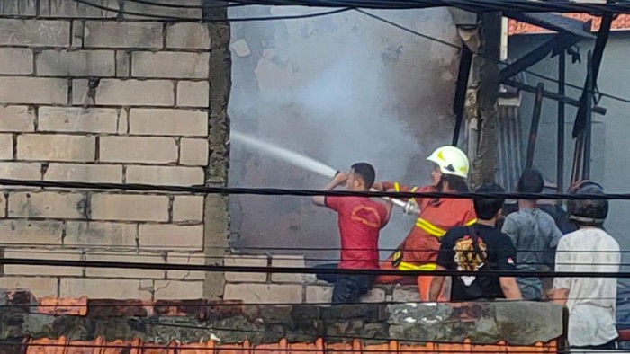15 unit rumah di wilayah Gambir, Jakarta Pusat (Jakpus), terbakar. Kebakaran itu terjadi diduga karena korsleting listrik.
