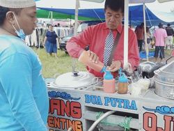 5 Penjual Bakso Bikin Salfok, Pakai Kemeja dan Dasi hingga Mirip Al Ghazali