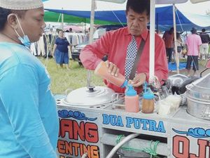 5 Penjual Bakso Bikin Salfok, Pakai Kemeja dan Dasi hingga Mirip Al Ghazali