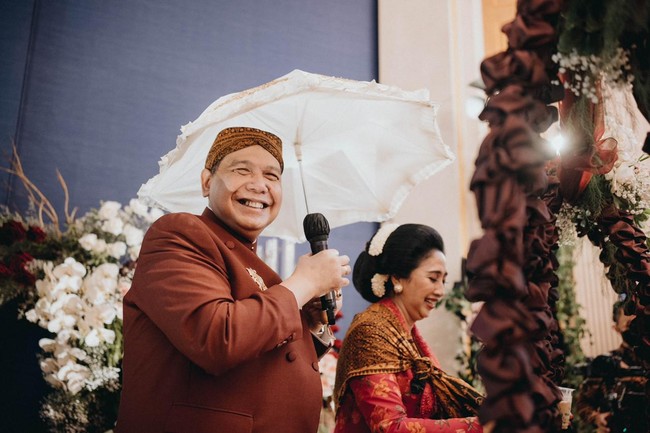 Setelah acara siraman, orangtua Putri Tanjung, Chairul Tanjung dan Anita Tanjung melakukan prosesi dodol dawet alias berjualan dawet. Foto: Samuel Rustandy