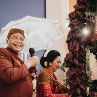 Setelah acara siraman, orangtua Putri Tanjung, Chairul Tanjung dan Anita Tanjung melakukan prosesi dodol dawet alias berjualan dawet. Foto: Samuel Rustandy