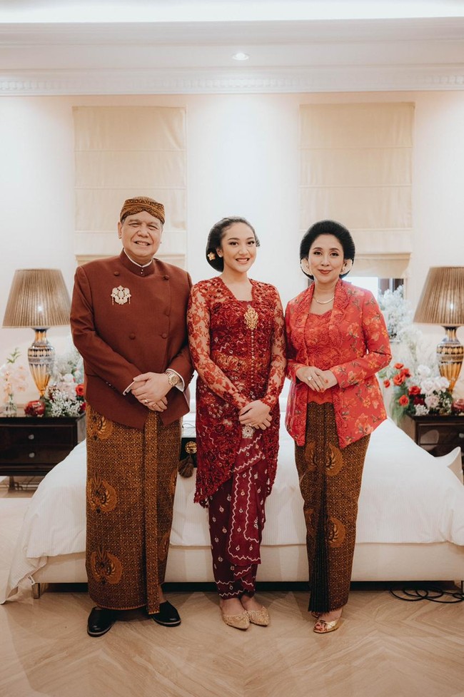 Setelah acara siraman, acara dilanjutkan dengan midodareni. Tampil berkebaya merah dan memakai sanggul. wanita 25 tahun itu masih tampil dengan riasan bernuansa kecoklatan. Foto: Samuel Rustandy