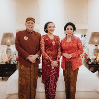 Setelah acara siraman, acara dilanjutkan dengan midodareni. Tampil berkebaya merah dan memakai sanggul. wanita 25 tahun itu masih tampil dengan riasan bernuansa kecoklatan. Foto: Samuel Rustandy