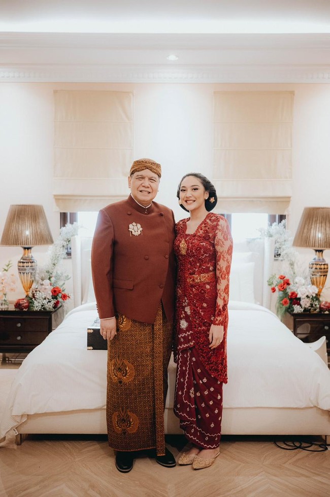 Staf khusus Presiden Jokowi ini tampil anggun mengenakan mengenakan kebaya lace merah dipadu kain jumputan berwarna senada di acara siraman jelang pernikahannya. Foto: Samuel Rustandy