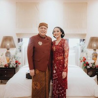 Staf khusus Presiden Jokowi ini tampil anggun mengenakan mengenakan kebaya lace merah dipadu kain jumputan berwarna senada di acara siraman jelang pernikahannya. Foto: Samuel Rustandy