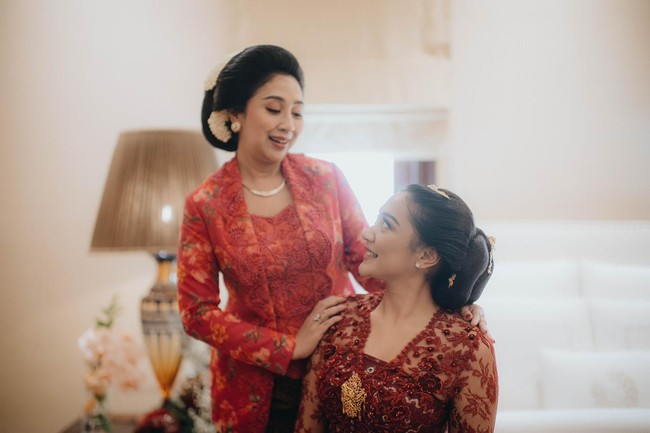 Putri Tanjung dan ibunya Anita Tanjung menata rambutnya dengan sanggul tradisional Solo. Sementara makeup artist Bubah Alfian menerapkan makeup bernuansa natural pada wajah Putri. Foto: Samuel Rustandy